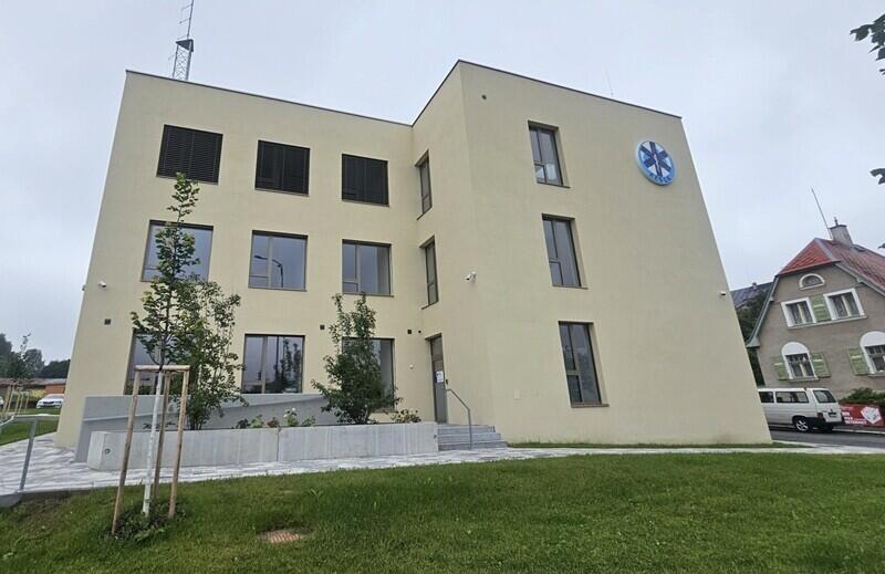 Liberecký kraj otevřel novou základnu pro zdravotnickou záchrannou službu v Jablonci nad Nisou. Po téměř padesáti letech opouštějí záchranáři areál nemocnice